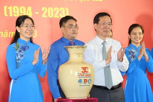 Chủ tịch nước gặp gỡ, biểu dương các thế hệ chiến sĩ tình nguyện, gia đình nuôi tiêu biểu