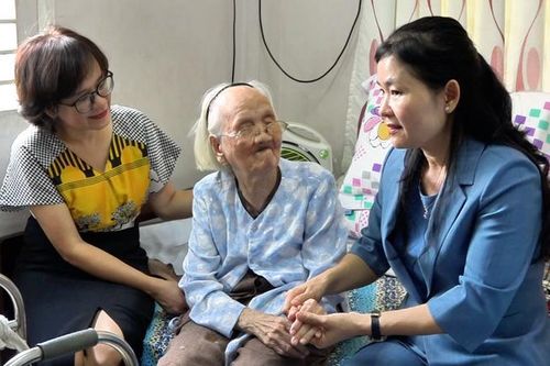 Trung ương Hội tri ân Mẹ Việt Nam Anh hùng, tặng quà học sinh tại TPHCM