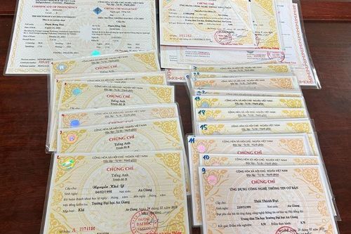 An Giang: Bắt tạm giam 2 đối tượng làm bằng đại học và chứng chỉ ngoại ngữ, tin học giả