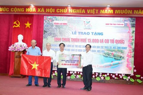 Trao tặng 15.000 lá cờ Tổ quốc cho tỉnh Thừa Thiên Huế
