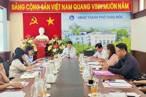 Tổ đại biểu HĐND tỉnh An Giang đơn vị TP. Châu Đốc xem xét, đóng góp văn bản của kỳ họp thứ 15 HĐND tỉnh