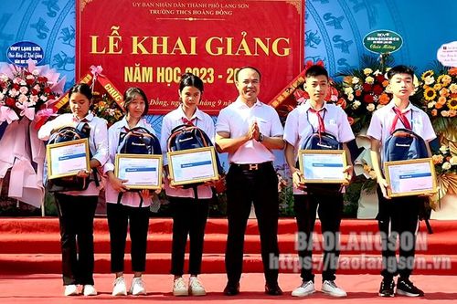 Sacombank dành gần 11 tỷ đồng cho học bổng 'Ươm mầm cho những ước mơ' 2023