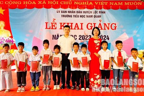 Agribank Lạng Sơn trao quà cho học sinh có hoàn cảnh khó khăn trên địa bàn tỉnh