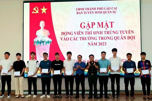 Gặp mặt động viên thí sinh trúng tuyển vào các trường trong quân đội