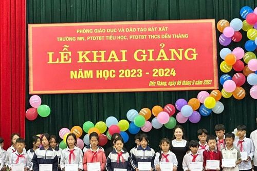 Trao học bổng cho trẻ em có hoàn cảnh đặc biệt khó khăn tại xã Dền Thàng