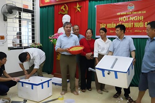 50 hội viên nông dân được tập huấn kỹ thuật nuôi sâu canxi và nuôi giun quế