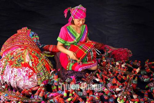 Sắc màu thổ cẩm: Chảy mãi với thời gian