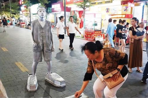 Buồn, vui 'tượng người'