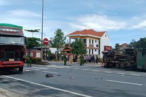 Điều tra nguyên nhân vụ tai nạn nghiêm trọng giữa 3 xe ô tô trên QL 1