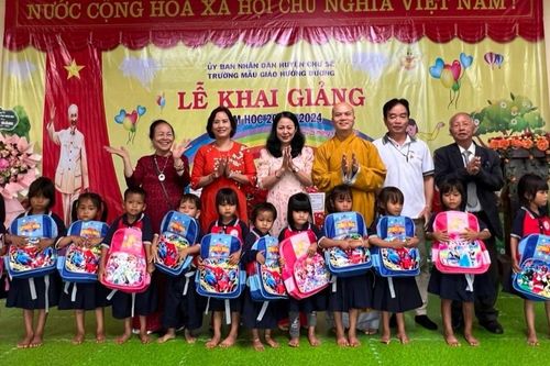 Chùa Mỹ Thạch (Gia Lai) trao quà cho học sinh khó khăn nhân năm học mới