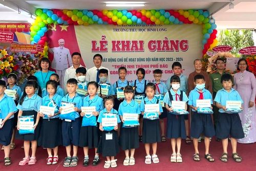 Nhiều tự viện trao quà, học bổng cho học sinh các địa phương nhân năm học mới