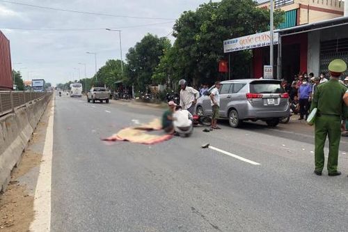 Trên đường đến trường, hai bố con gặp tai nạn, tử vong
