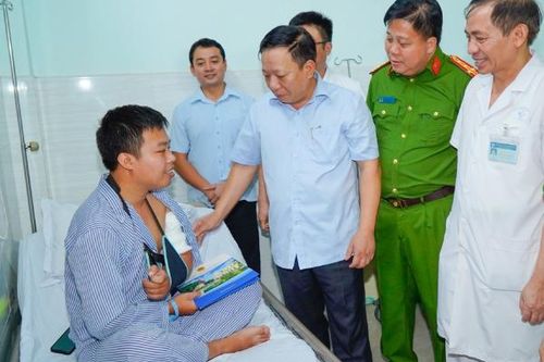 Lãnh đạo TP Hải Phòng thăm, động viên chiến sĩ Cảnh sát PCCC bị thương khi làm nhiệm vụ