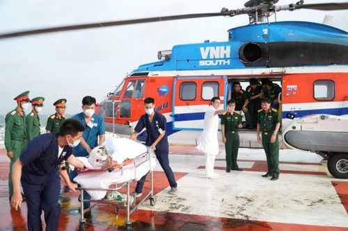 Dùng trực thăng đưa 3 thợ lặn bị giảm áp vào đất liền cấp cứu