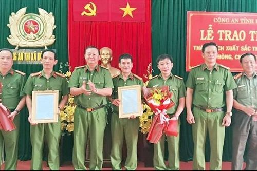 Khen thưởng lực lượng truy bắt đối tượng chuyên trộm tài sản của người đi vay ngân hàng