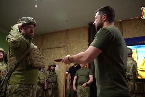 Ông Zelensky thăm tiền tuyến gần Bakhmut