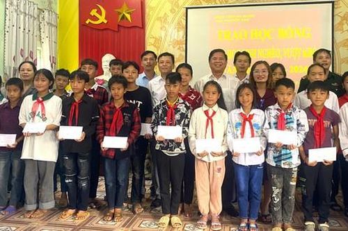 80 suất học bổng tặng học sinh đặc biệt khó khăn của tỉnh Hà Giang nhân dịp đầu năm học mới
