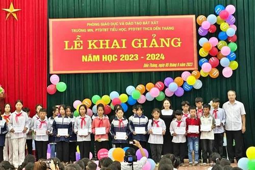 Lào Cai: Hỗ trợ học bổng cho 60 em học sinh có hoàn cảnh khó khăn xã vùng cao Dền Thàng vào năm học mới