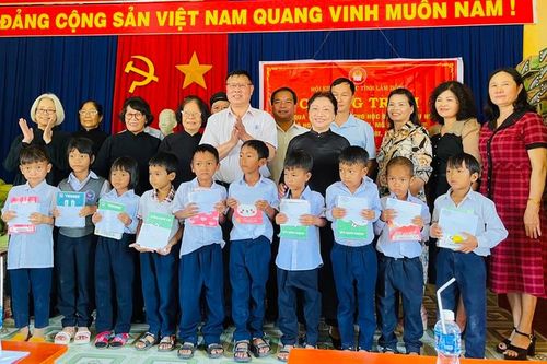 Lâm Đồng: Trao 206 phần quà tặng học sinh và phụ huynh nhân dịp năm học mới