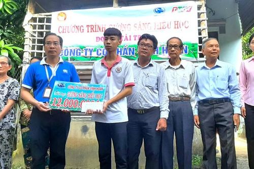 Đồng Tháp: Trao học bổng 'Gương sáng hiếu học' tặng học viên Bùi Trung Dĩnh
