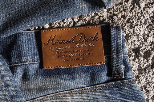 Vì sao quần jeans luôn có một miếng da sau cạp?