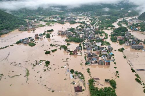 Giao thông tê liệt, trường học đóng cửa do hoàn lưu bão Haikui ở Trung Quốc