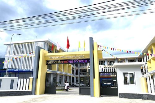 Phụ huynh phản đối sáp nhập trường, hàng chục học sinh không được đi học