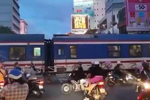 Tin 6/9: Xót xa thầy hiệu trưởng đột quỵ khi đang đọc diễn văn khai giảng; bất ngờ clip vụ tai nạn đường sắt nghiêm trọng ở TP.HCM