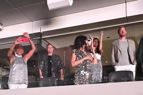 Vì sao hình ảnh mới nhất của Harry khi đứng cạnh Meghan lại gây sốt?