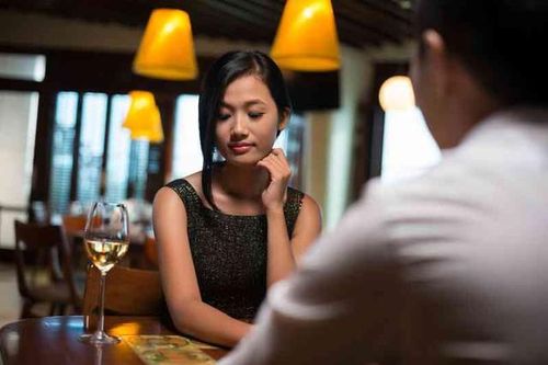 Trốn vào nhà vệ sinh để bạn gái trả tiền ăn trong buổi hẹn đầu tiên, gã bạn trai còn đưa ra một đề nghị khiến cộng đồng phẫn nộ