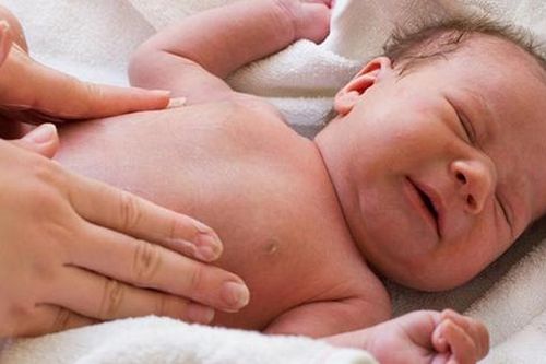 Bé gái 2 ngày tuổi tắc tá tràng bẩm sinh, nguyên nhân do đâu và cách phát hiện