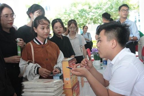 Trước ngày tốt nghiệp, bệnh viện và doanh nghiệp đến trường tuyển bác sĩ, điều dưỡng