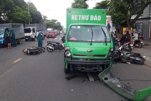 Tai nạn giao thông 7/9/2023:Xe thư báo tông hàng loạt xe máy, 3 người bị thương