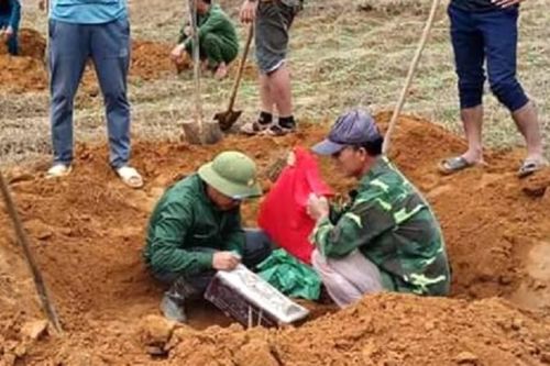 Quảng Bình: Di chuyển hơn 1.000 ngôi mộ vô chủ để chăm lo hương khói