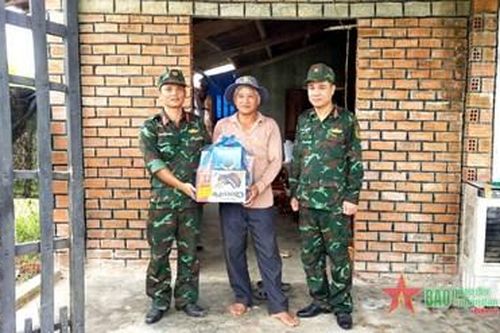 Khám bệnh, tặng quà nhân dân trong diễn tập bắn đạn thật