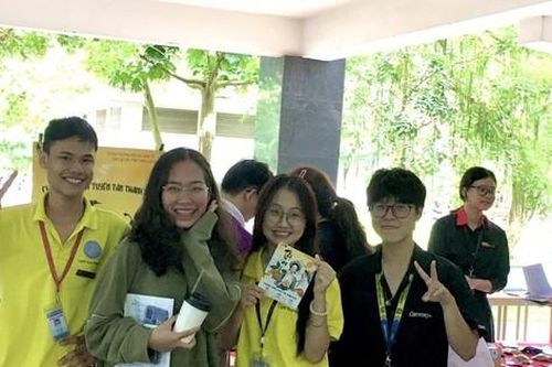 Tân sinh viên hứng khởi bước vào môi trường mới