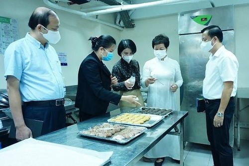 Tràn lan vi phạm an toàn thực phẩm bánh Trung thu tại nhiều khách sạn 5 sao