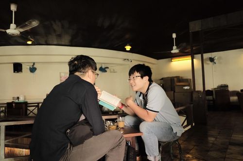 Chàng shipper trở thành dịch giả