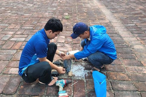 Thay mới hệ thống cụm đèn bị đập phá ở kinh thành Huế