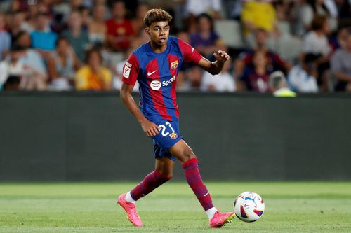 Cầu thủ 16 được so sánh với Lionel Messi là ai?