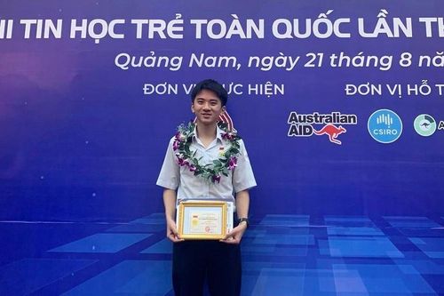 Một tân sinh viên nhận học bổng 500 triệu đồng