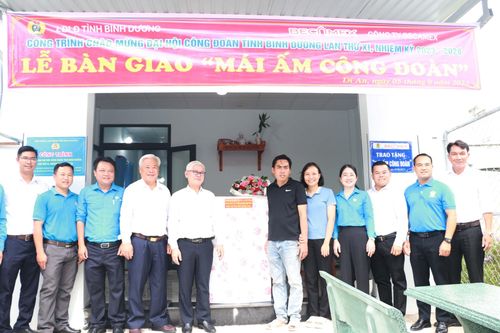 Gia đình công nhân hạnh phúc được trao 'mái ấm công đoàn'