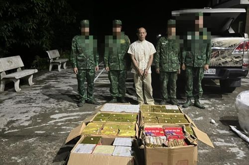 Chủ động ngăn chặn hoạt động buôn bán, vận chuyển pháo trái phép qua biên giới