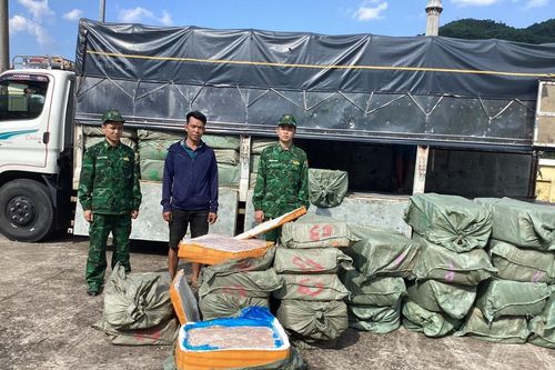 Đồn Biên phòng Quảng Đức bắt giữ số lượng lớn thực phẩm đông lạnh không rõ nguồn gốc