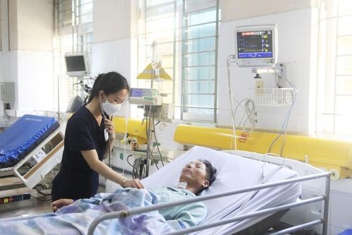 Cứu người đàn ông nhiễm vi khuẩn trong nước thoát khỏi 'cửa tử'