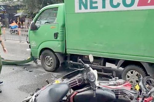 TPHCM: Xe tải tông 3 xe máy, nhiều người bị thương