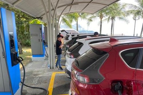 Bộ Tài chính bác đề xuất cấp 1.000 USD cho người mua ô tô điện