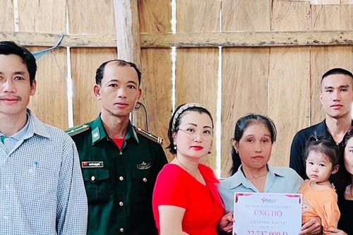 Trao hơn 22 triệu đồng đến bé gái mồ côi mẹ ở xã biên giới Keng Đu