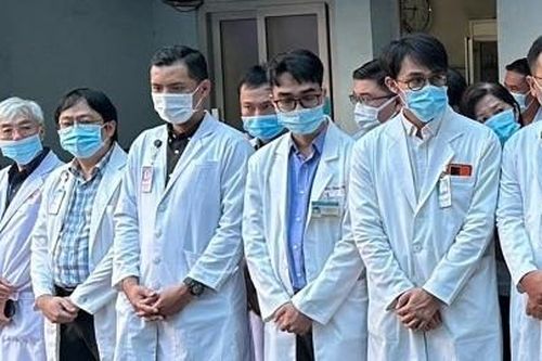 Hàng dài bác sĩ, bệnh nhân đưa tiễn Giáo sư Văn Tần - bậc thầy phẫu thuật