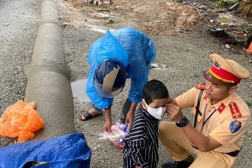 Đội mưa chở con về quê, người đàn ông xúc động khi được CSGT giúp đỡ